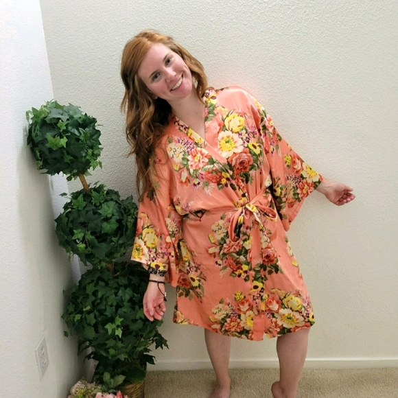 Beautiful Floral Silky Robe 🌼🌸🌻🌹 - Picture 2 of 7